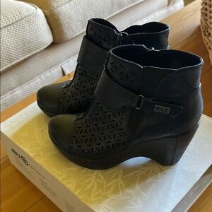 JBU Black Ankle Booties with Laser-Cut Design Wedge leather / textile upper